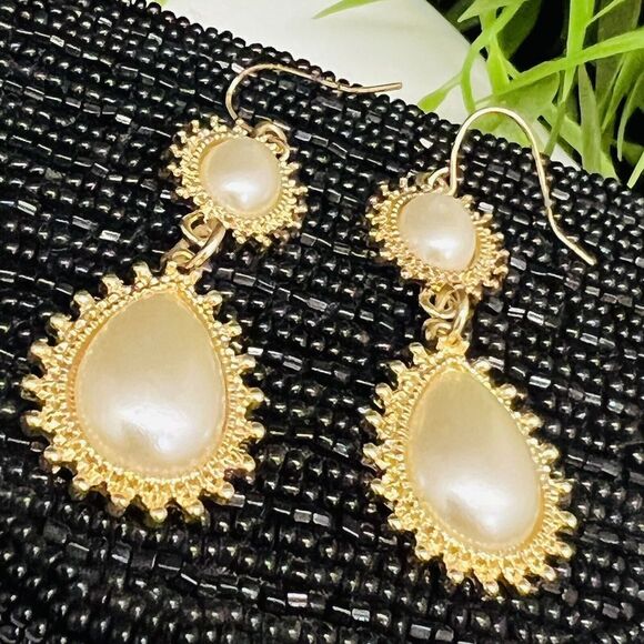 Vintage Earrings Pearls Dangle Drop Faux Pearl Center Pierced Gold Tone 4307 - Picture 1 of 6